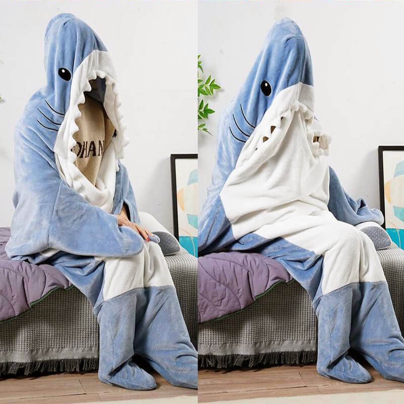 La couverture requin <strong>SHARKY'Z</strong>™️ Blanket par <strong>PLUSHY’Z</strong>®️