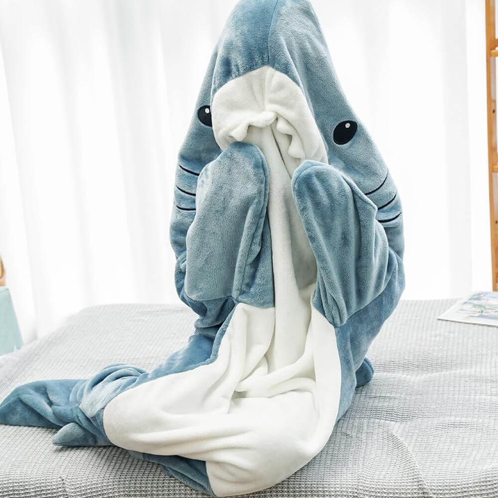 La couverture requin <strong>SHARKY'Z</strong>™️ Blanket par <strong>PLUSHY’Z</strong>®️